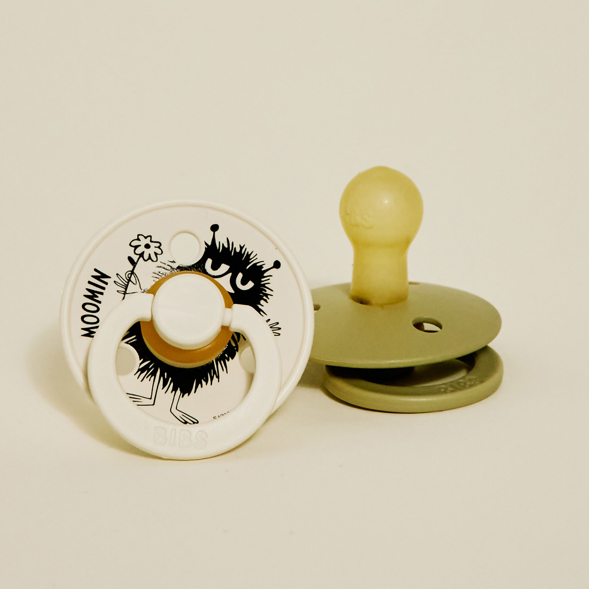 BIBS x Moomin Colour cumlíky z prírodného kaučuku 2ks - veľkosť 1 - Stinky Ivory / Khaki – Obrázok 3