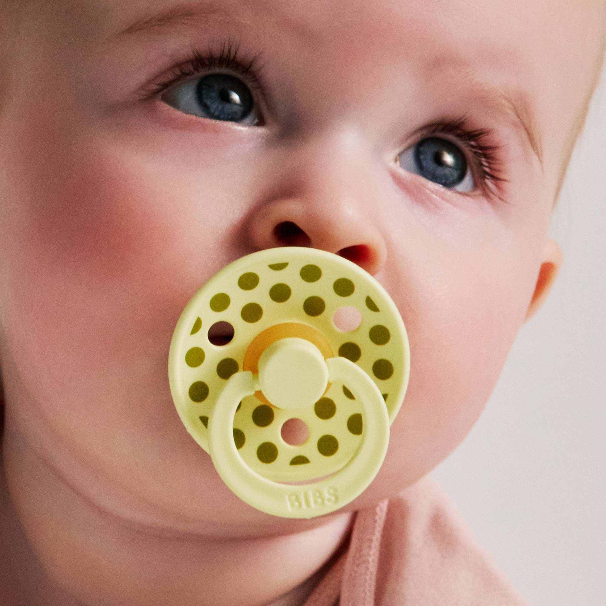 BIBS STUDIO Colour Polka cumlíky z prírodného kaučuku 2ks - veľkosť 2 - Luna / Wasabi – Obrázok 4